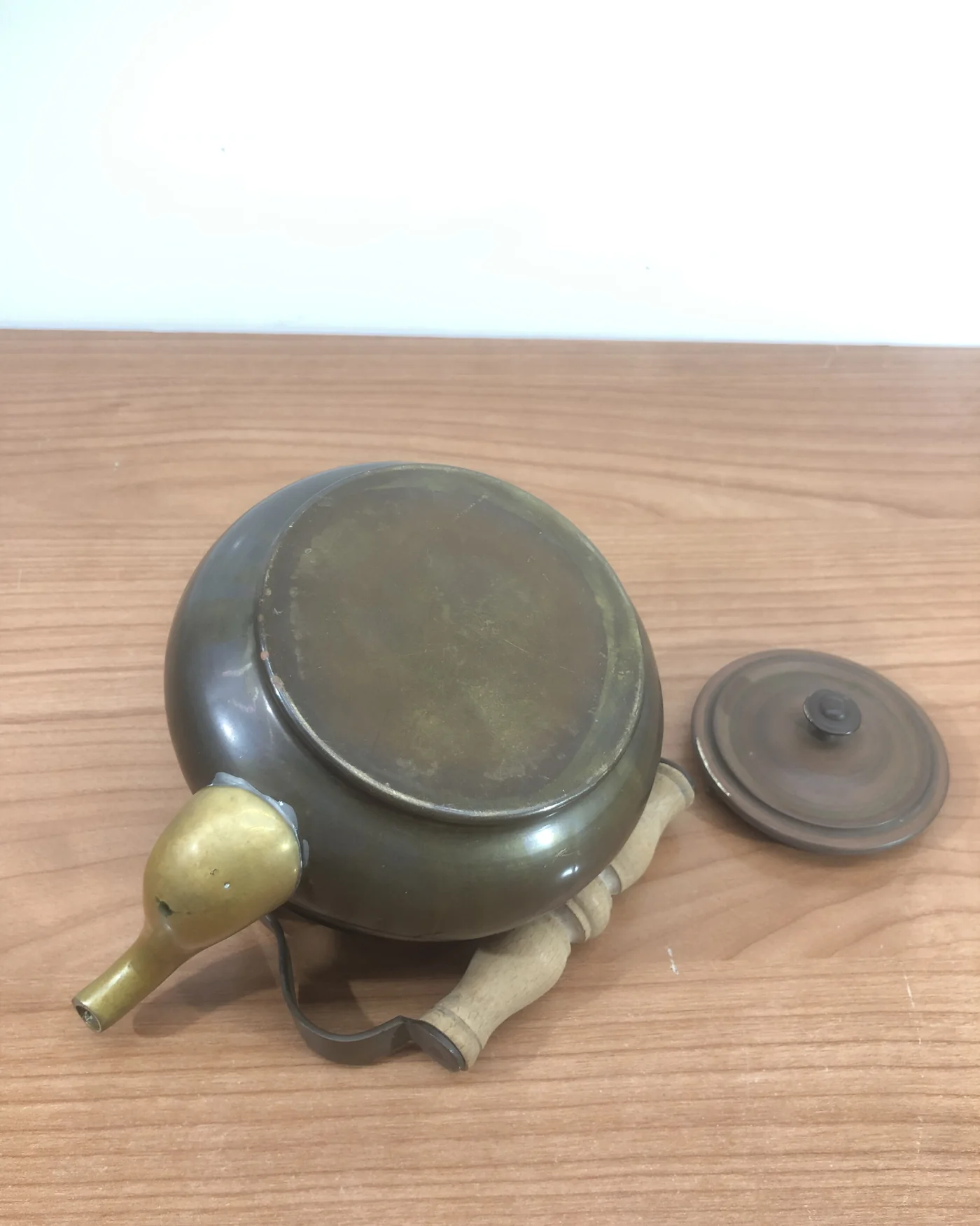 Tetera antigua de cobre con asa de madera - imagen 4