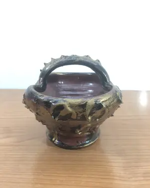 Cesta cerámica antigua con asa y detalles dorados - miniatura 1