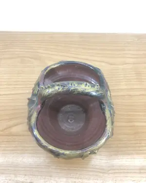 Cesta cerámica antigua con asa y detalles dorados - miniatura 2