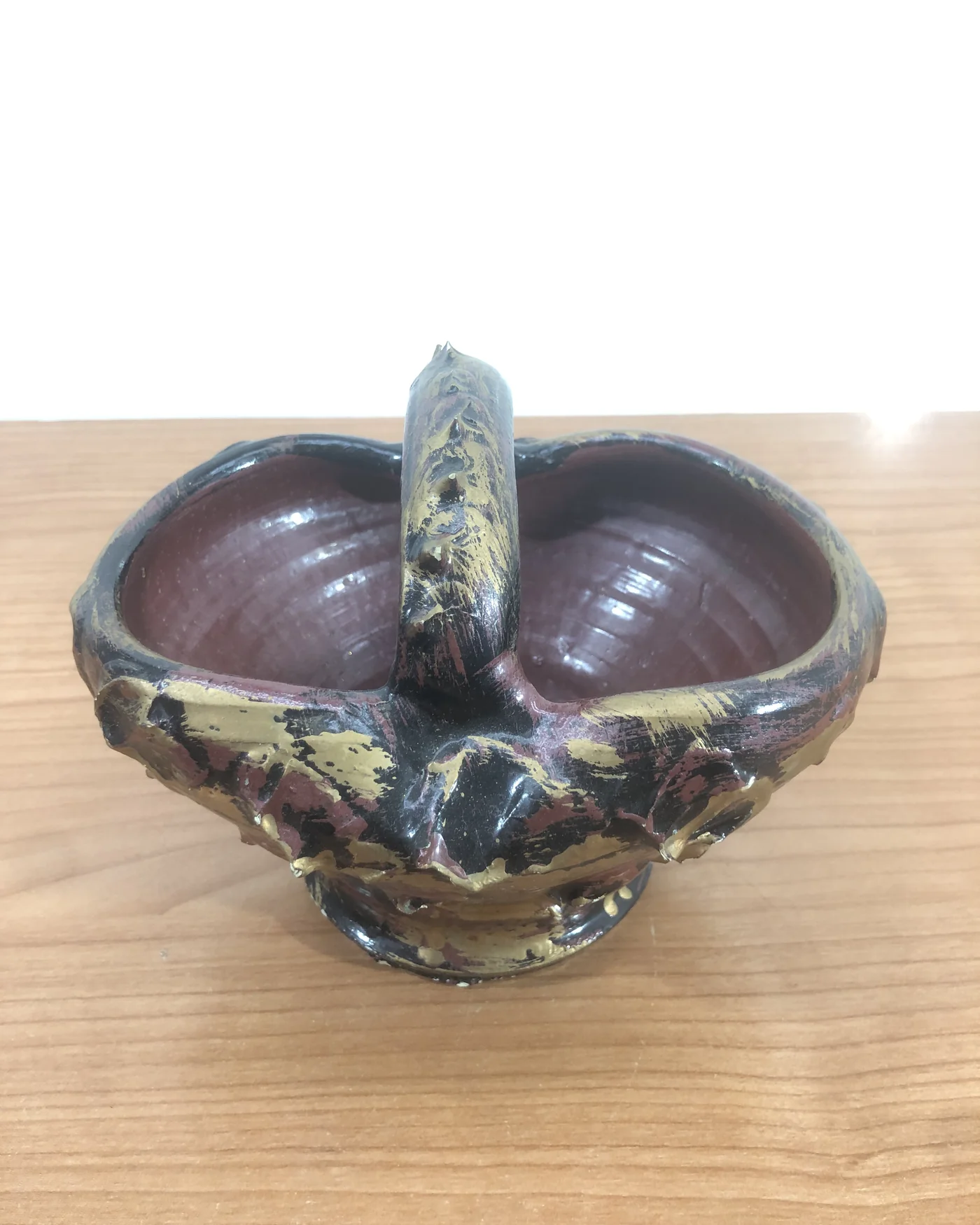 Cesta cerámica antigua con asa y detalles dorados - imagen 3