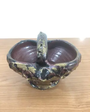 Cesta cerámica antigua con asa y detalles dorados - miniatura 3