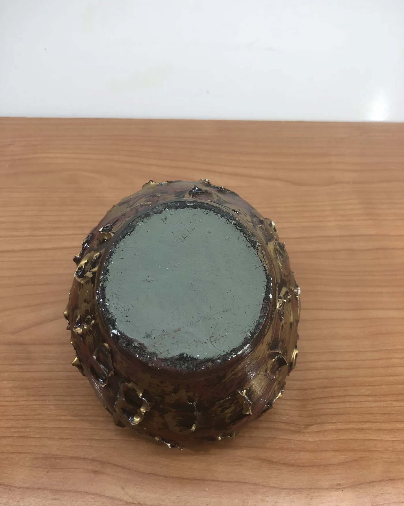 Cesta cerámica antigua con asa y detalles dorados - imagen 4