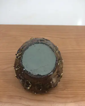 Cesta cerámica antigua con asa y detalles dorados - miniatura 4