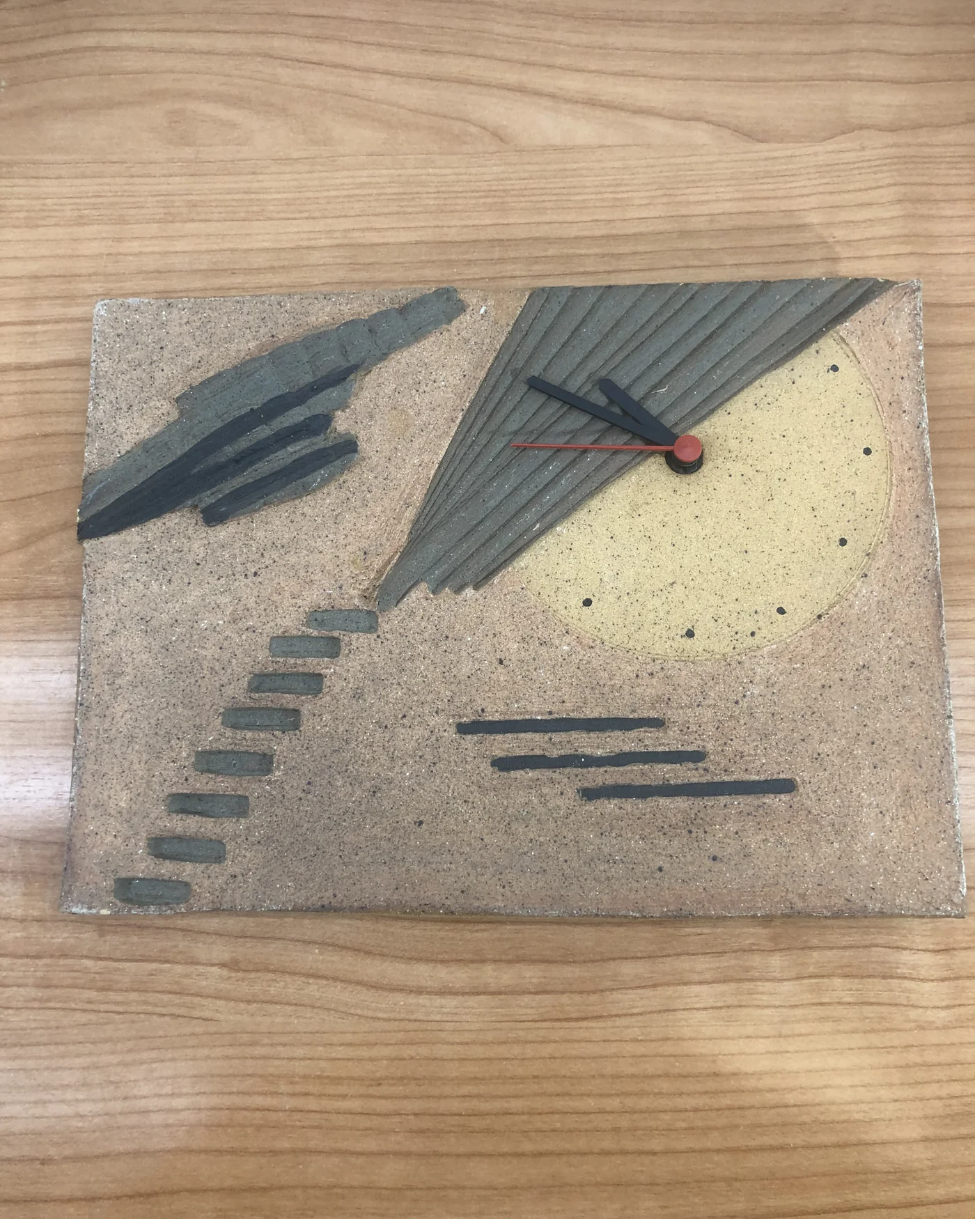 Reloj de pared en piedra con diseño abstracto - imagen 1