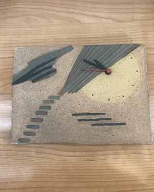 Reloj de pared en piedra con diseño abstracto - miniatura 1