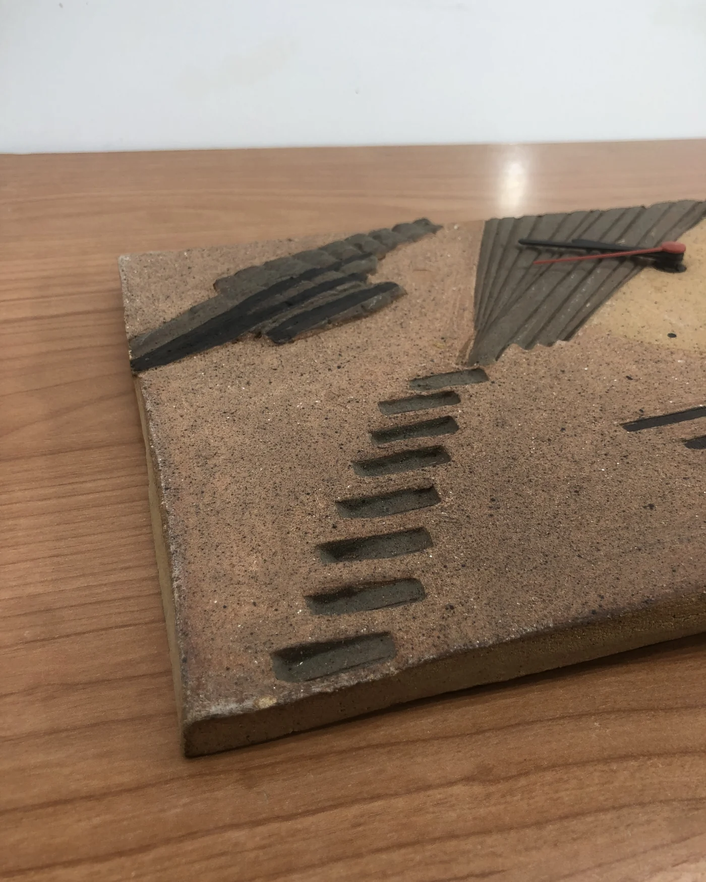 Reloj de pared en piedra con diseño abstracto - imagen 2