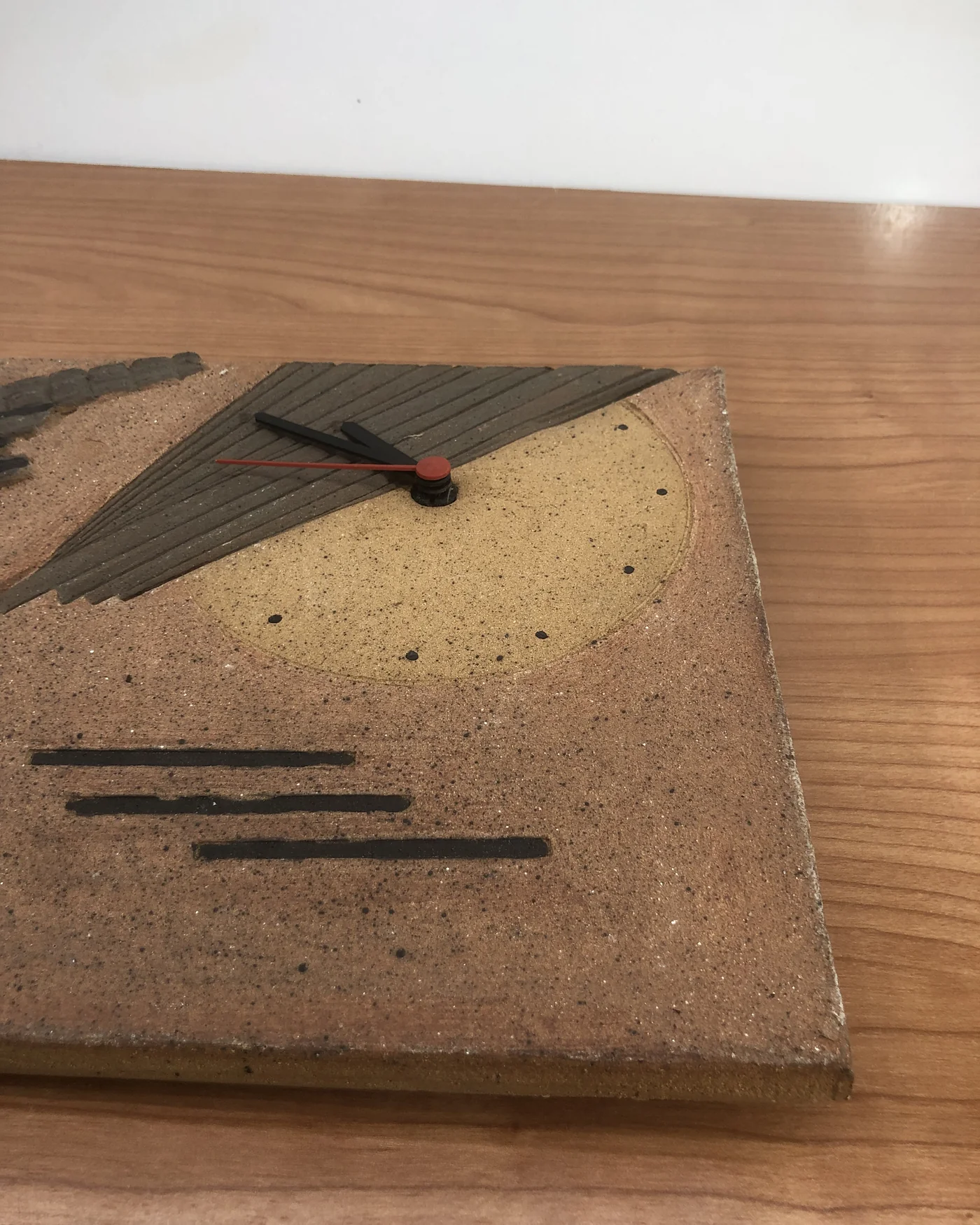 Reloj de pared en piedra con diseño abstracto - imagen 3