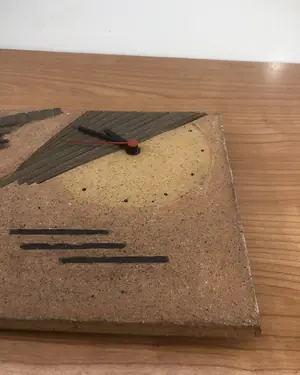 Reloj de pared en piedra con diseño abstracto - miniatura 3