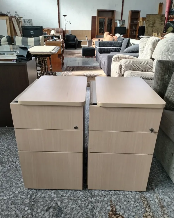 Par de archivadores de oficina con tres cajones