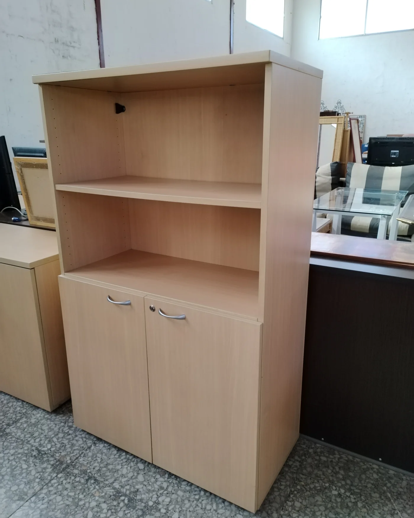 Armario de oficina con estantes y cajones - imagen 2
