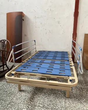 Cama articulada eléctrica con barandillas - miniatura 1