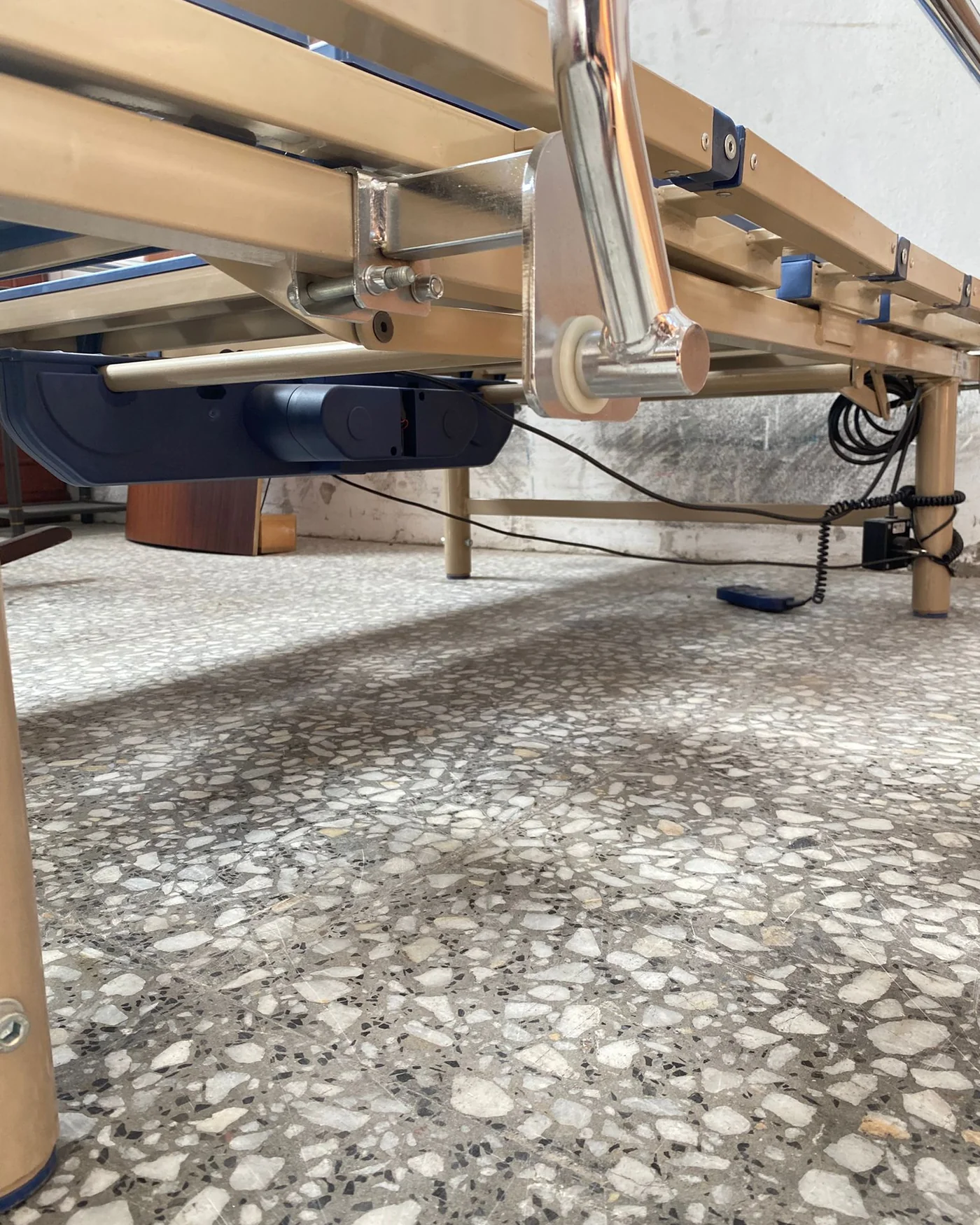 Cama articulada eléctrica con barandillas - imagen 3