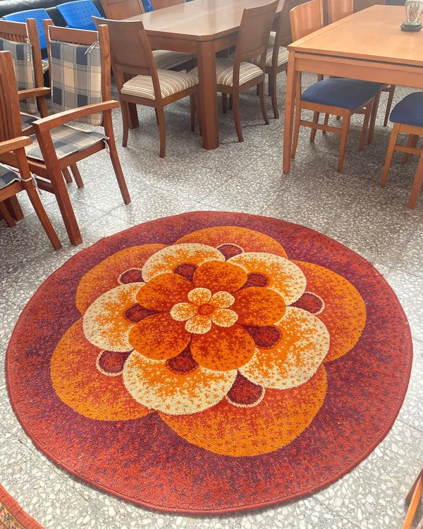Alfombra redonda con diseño floral retro