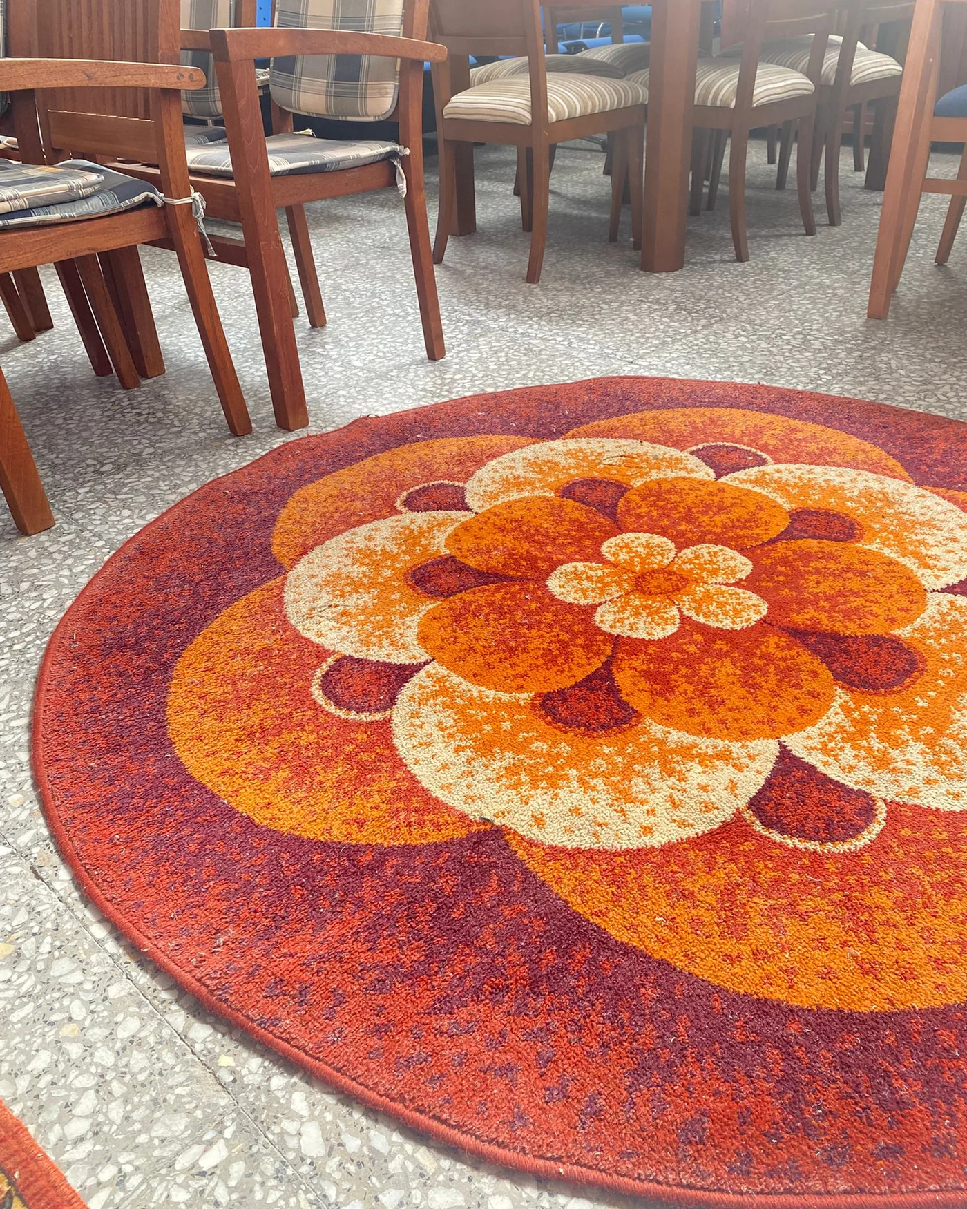 Alfombra redonda con diseño floral retro - imagen 2