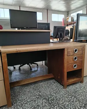 EScritorio de madera - miniatura 1