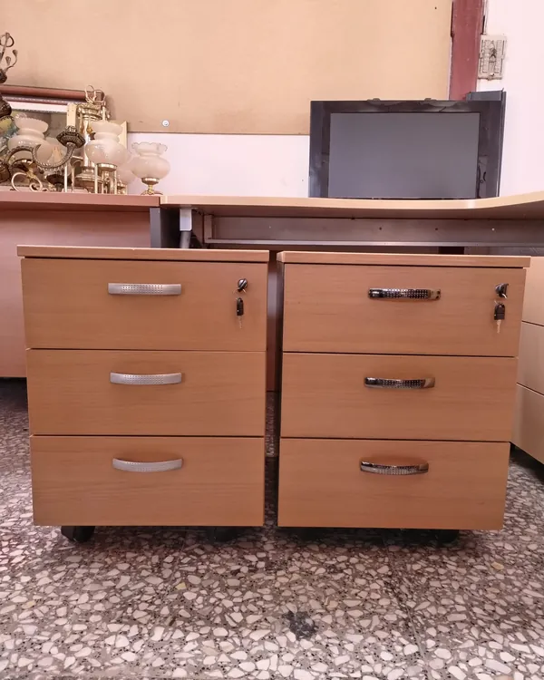 Par de archivadores de oficina con ruedas
