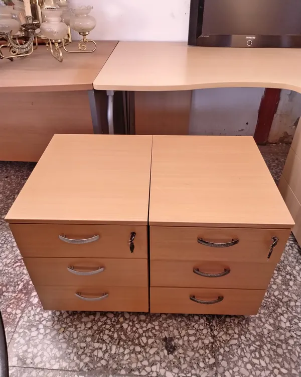 Par de archivadores de oficina con ruedas