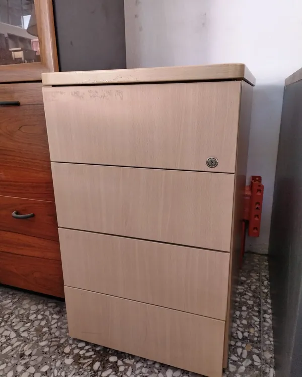 Cajonera de oficina de madera con cerradura
