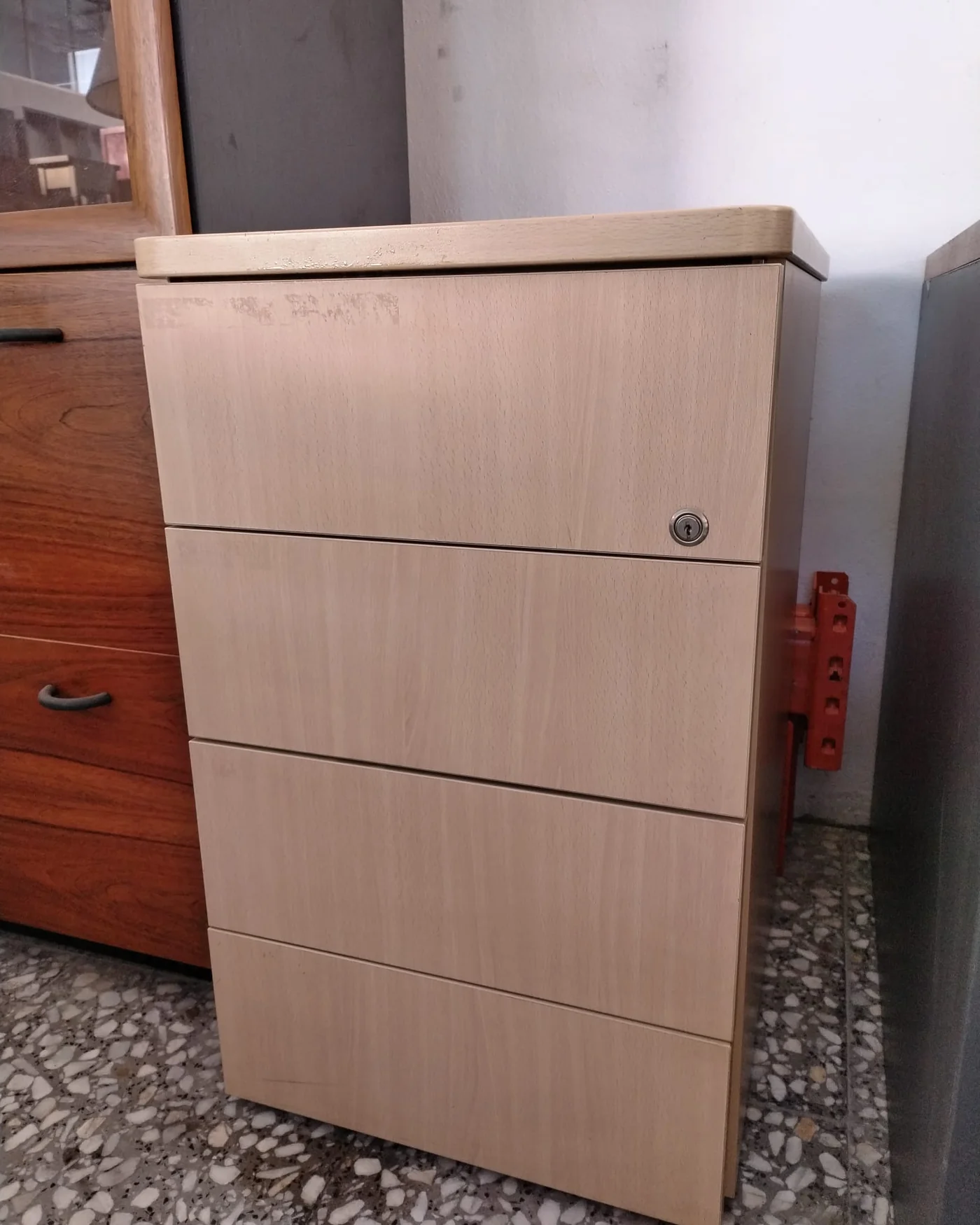 Cajonera de oficina de madera con cerradura - imagen 2