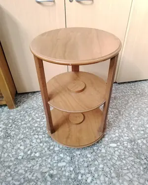 Mesa auxiliar de madera con tres niveles - miniatura 1