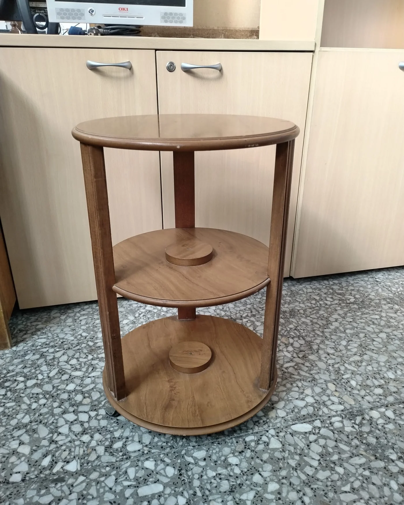 Mesa auxiliar de madera con tres niveles - imagen 2