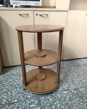 Mesa auxiliar de madera con tres niveles - miniatura 2