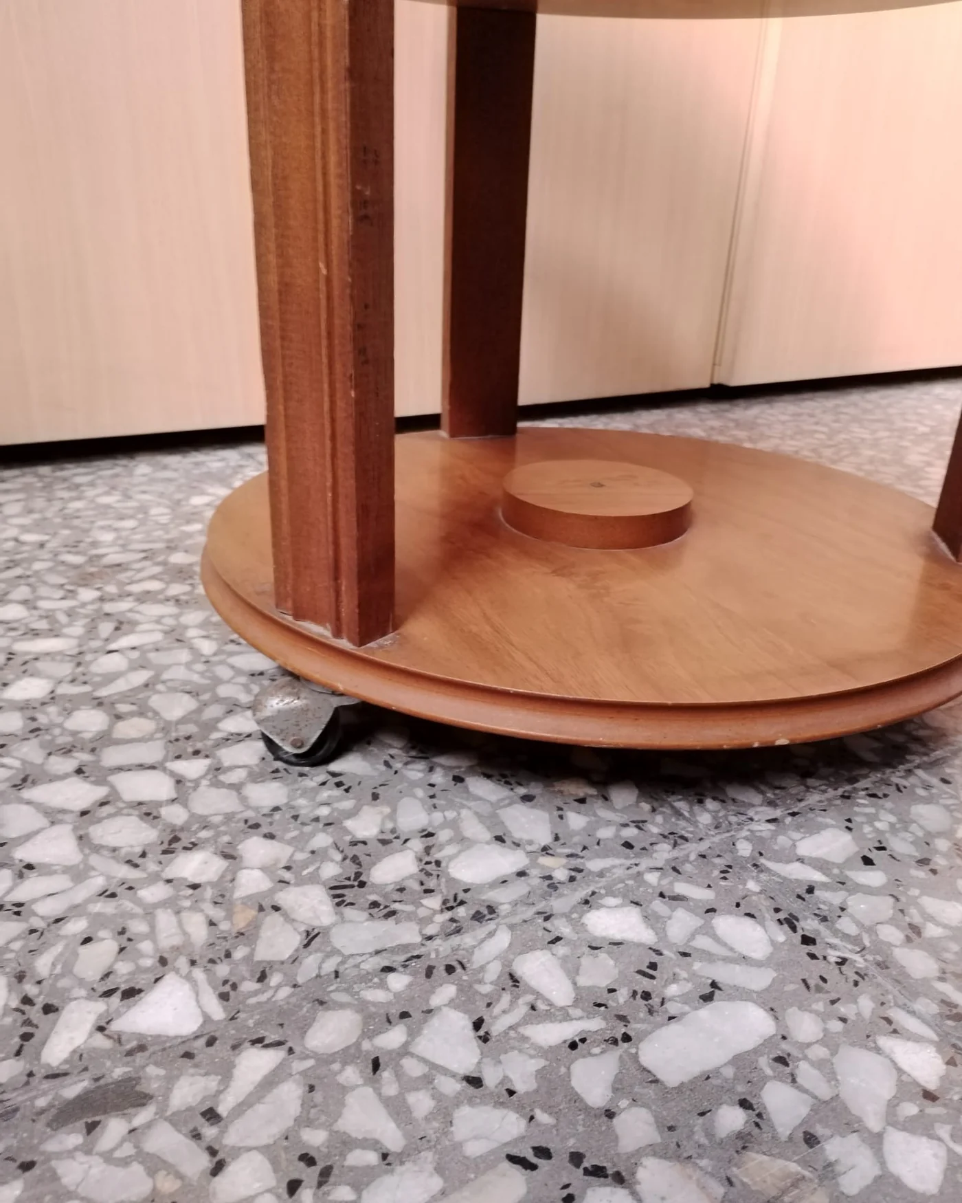 Mesa auxiliar de madera con tres niveles - imagen 5
