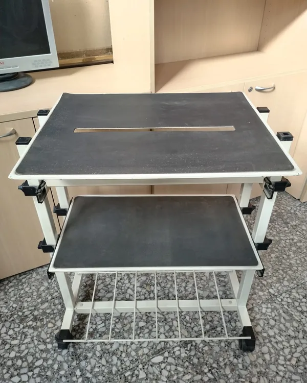 Mesa auxiliar con ruedas y bandeja deslizante