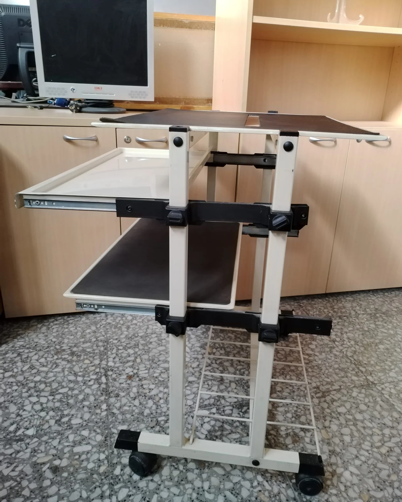 Mesa auxiliar con ruedas y bandeja deslizante - imagen 3