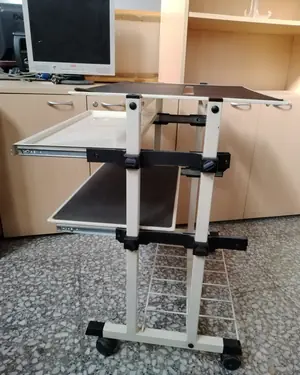 Mesa auxiliar con ruedas y bandeja deslizante - miniatura 3