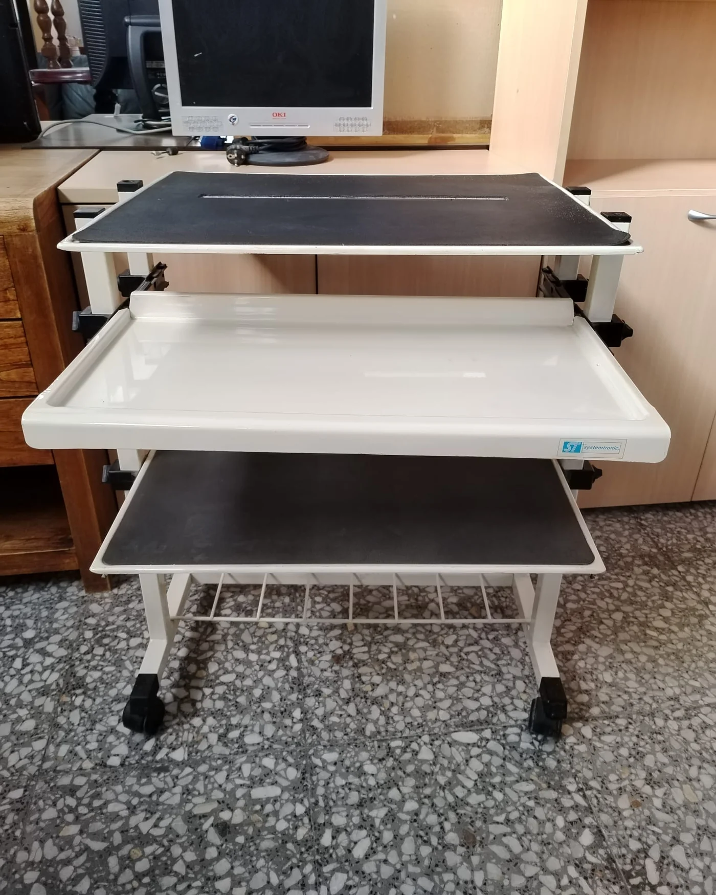Mesa auxiliar con ruedas y bandeja deslizante - imagen 4
