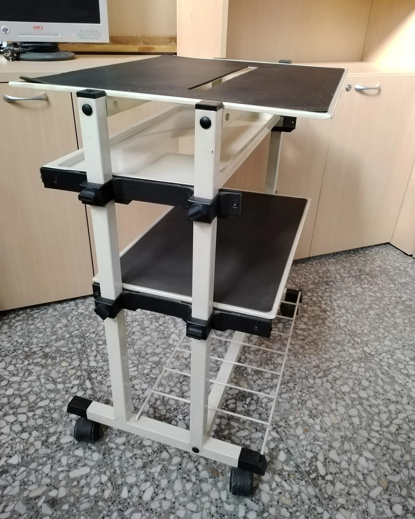 Mesa auxiliar con ruedas y bandeja deslizante - imagen 5
