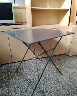 Mesa de jardín plegable de metal gris - miniatura 2