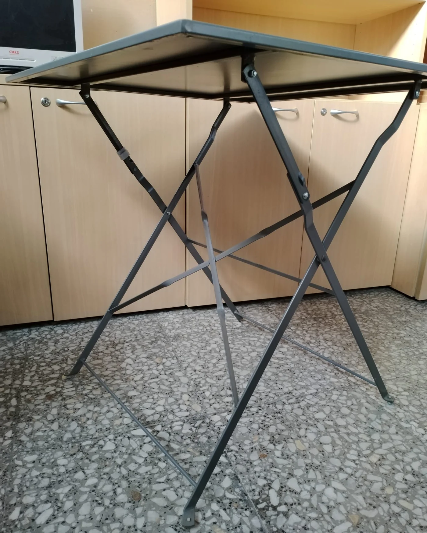 Mesa de jardín plegable de metal gris - imagen 3