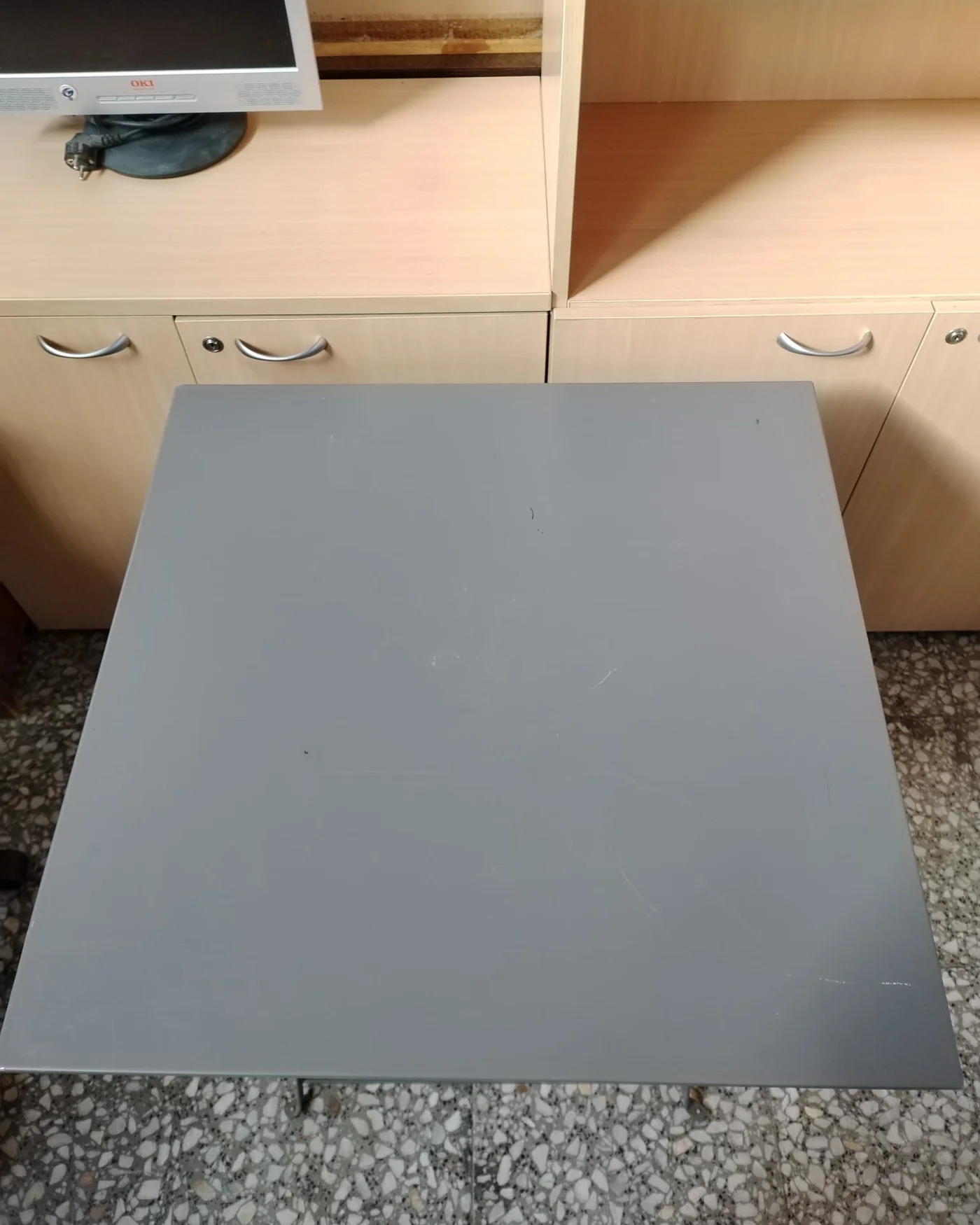 Mesa de jardín plegable de metal gris - imagen 4