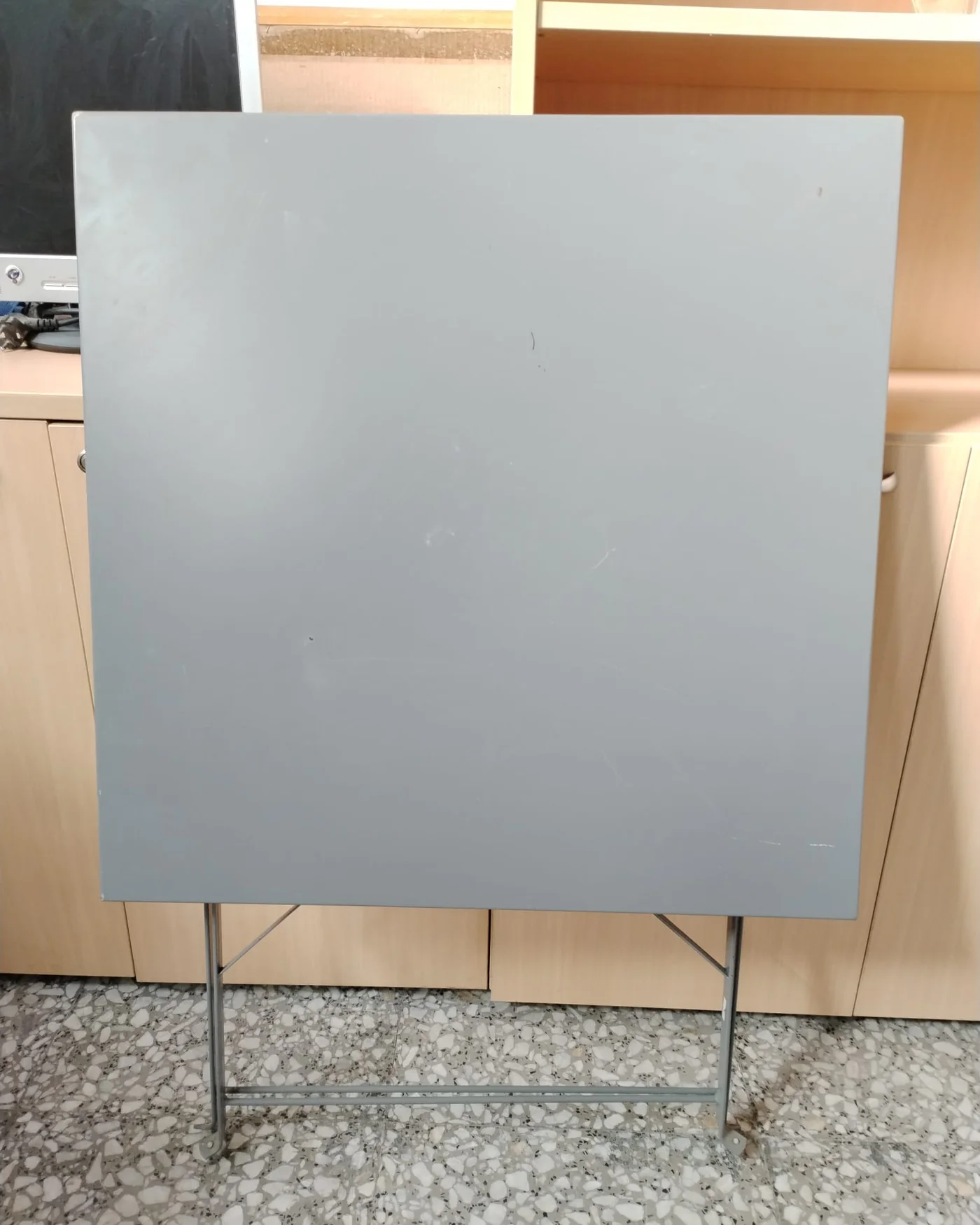 Mesa de jardín plegable de metal gris - imagen 5
