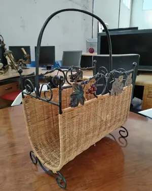 Revistero de forja y mimbre con asas - miniatura 1
