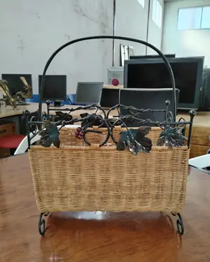 Revistero de forja y mimbre con asas - miniatura 2