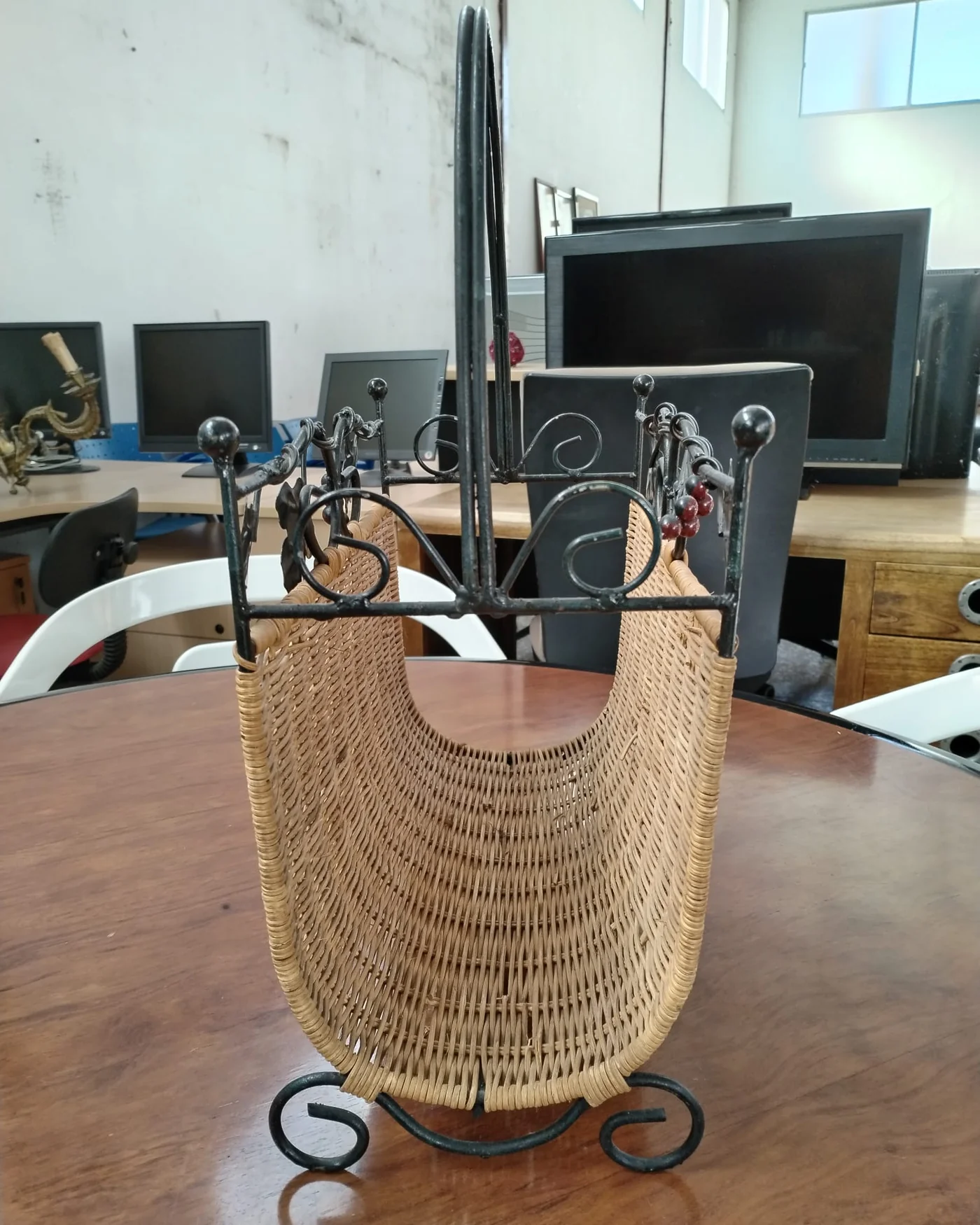 Revistero de forja y mimbre con asas - imagen 3