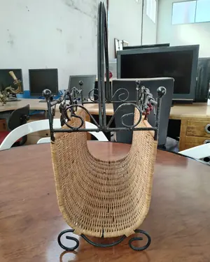 Revistero de forja y mimbre con asas - miniatura 3