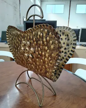Revistero de forja con acabado en bronce - miniatura 1