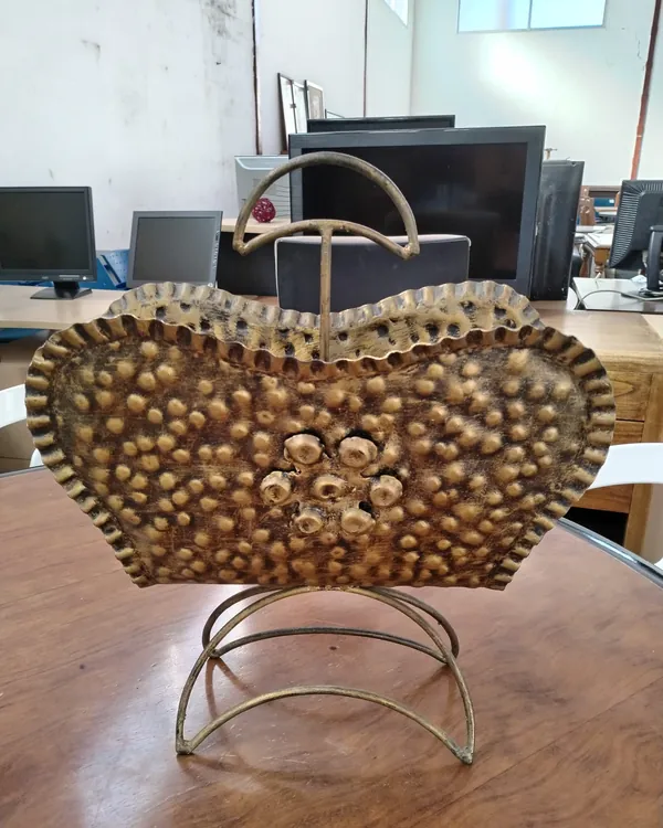 Revistero de forja con acabado en bronce