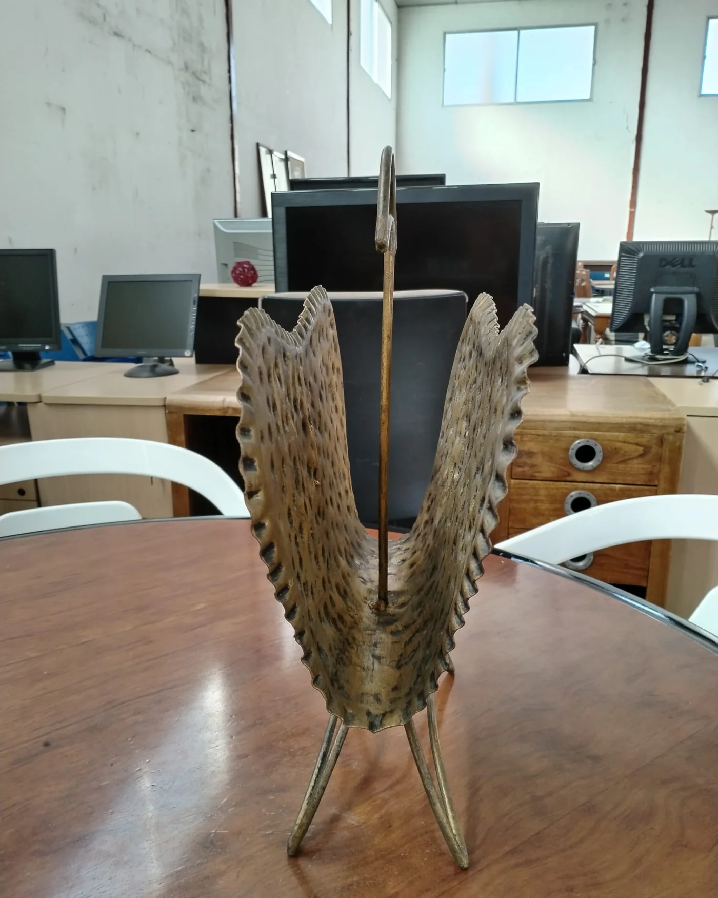 Revistero de forja con acabado en bronce - imagen 3