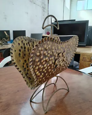 Revistero de forja con acabado en bronce - miniatura 4
