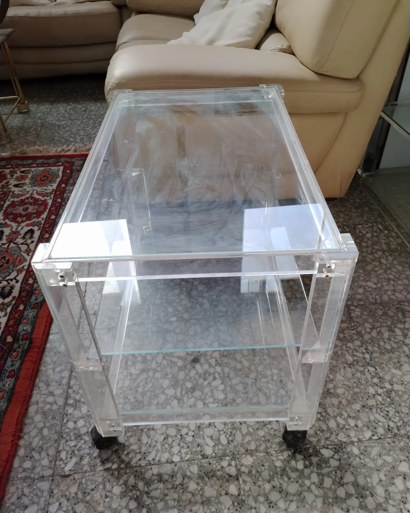 Mesa auxiliar de acrílico y cristal - imagen 4