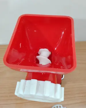 Picador de carne vintage de plástico - miniatura 3