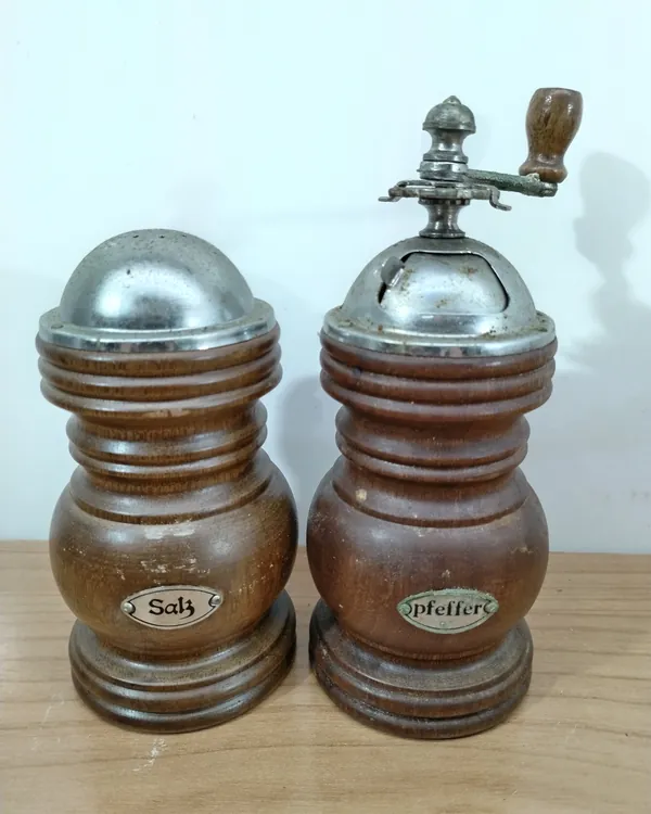 Salero y pimentero vintage de madera y metal con manivela