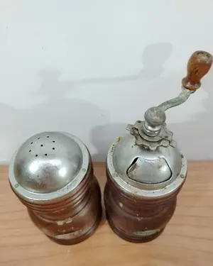 Salero y pimentero vintage de madera y metal con manivela - miniatura 2