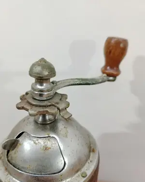 Salero y pimentero vintage de madera y metal con manivela - miniatura 3