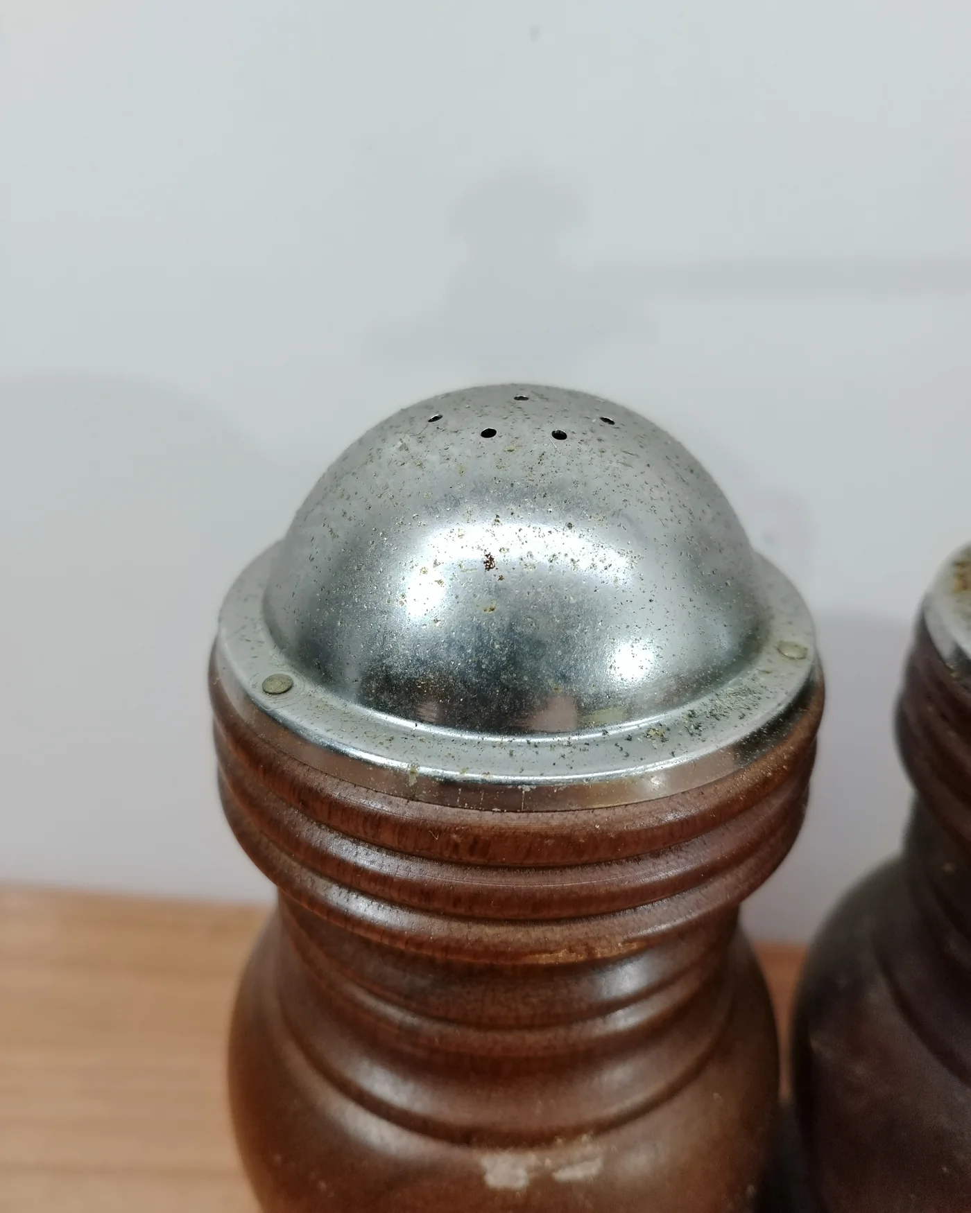 Salero y pimentero vintage de madera y metal con manivela - imagen 4